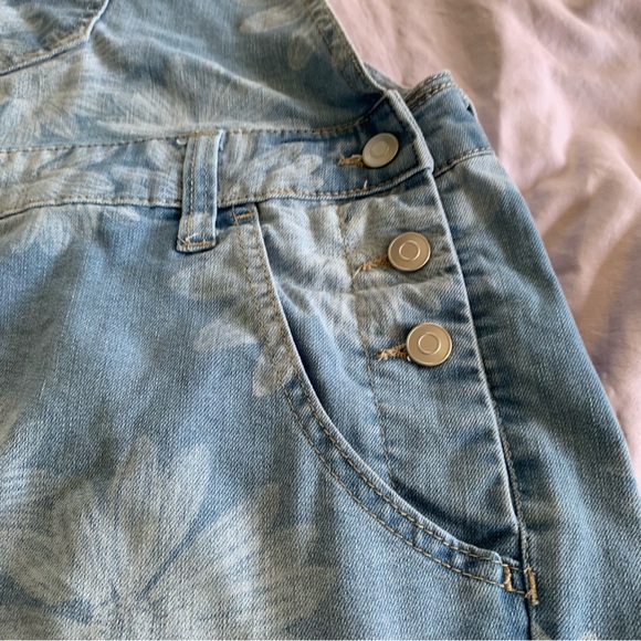 No Boundaries Light Blue Denim with Floral Pattern Overall Shorts XXL Summer - Picture 4 of 6